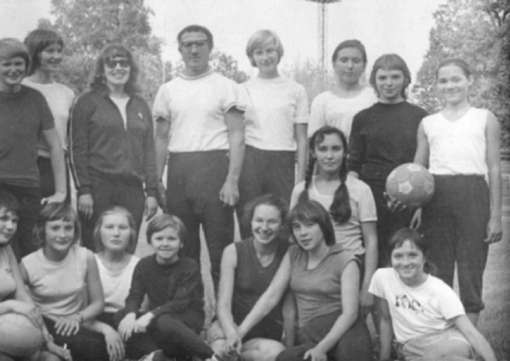 В.А. Корсаков со своими воспитанницами в спортивном лагере