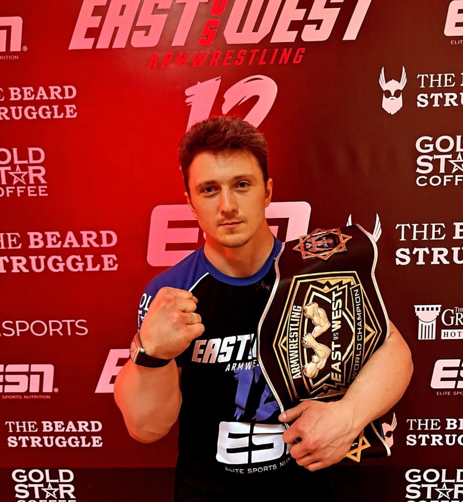 Казанский спортсмен Артур Макаров выиграл чемпионский пояс EAST VS WEST